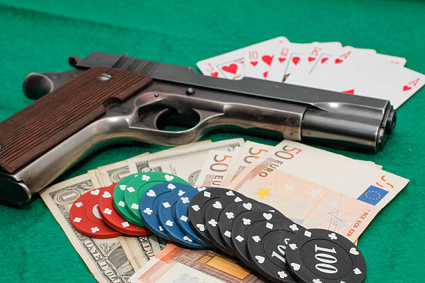 arma, dinheiro e cartões de casino chips - resorte imagens e fotografias de stock