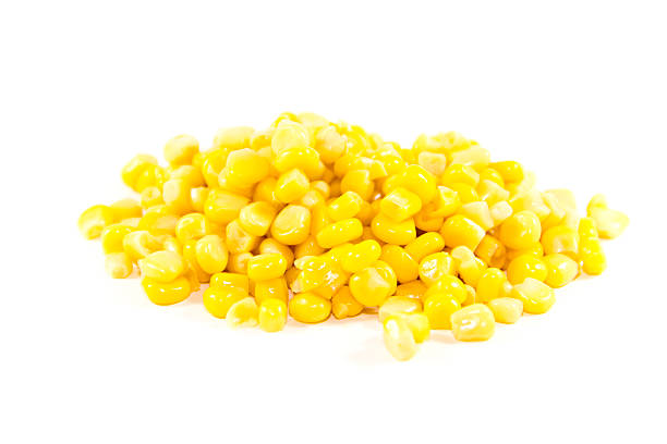 świeży żółty kukurydza na białym tle - maiskörner zdjęcia i obrazy z banku zdjęć
