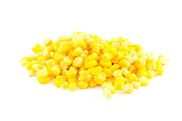 świeży żółty kukurydza na białym tle - maiskörner zdjęcia i obrazy z banku zdjęć