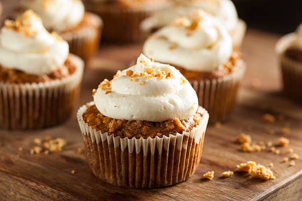 domowy marchewka cupcakes z serkiem śmietankowym frosting - vegetable baked cake cup zdjęcia i obrazy z banku zdjęć