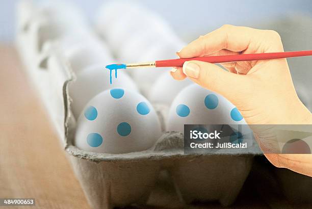 Mão Pintada Ovos De Páscoa - Fotografias de stock e mais imagens de Alimentação Saudável - Alimentação Saudável, Azul, Caixa de Ovos