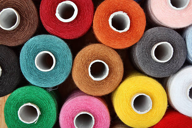 fils à coudre multicolore - textile machinery photos et images de collection