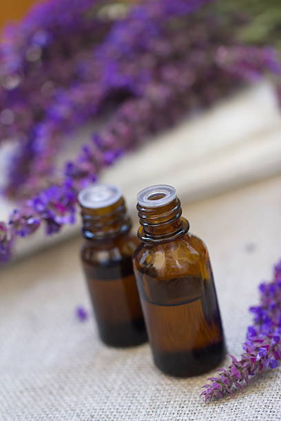 lavendel und ätherischen aroma-öl - aromatherapy oil massage oil alternative therapy massaging stock-fotos und bilder