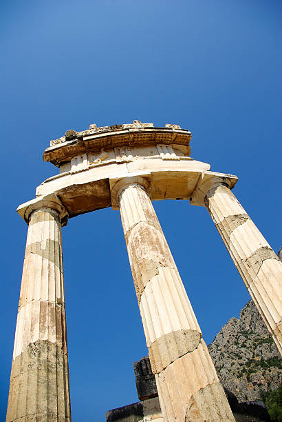 tempel der athene pronoia in delphi - social history minerva past ancient stock-fotos und bilder