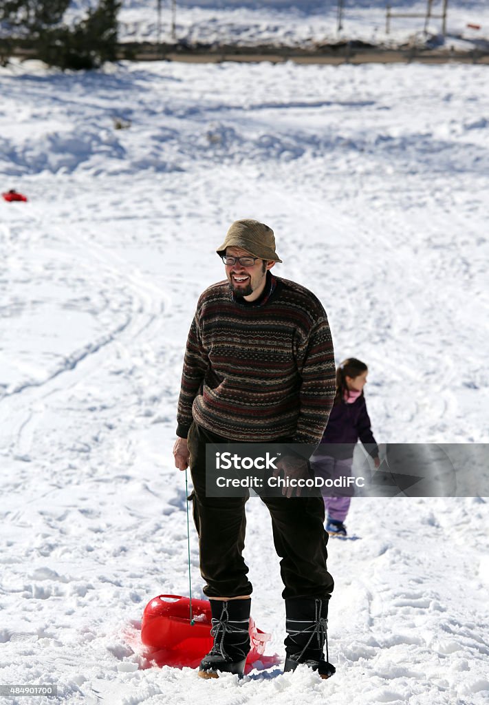 Hombre con sombrero y bob en la nieve - Foto de stock de 2015 libre de derechos