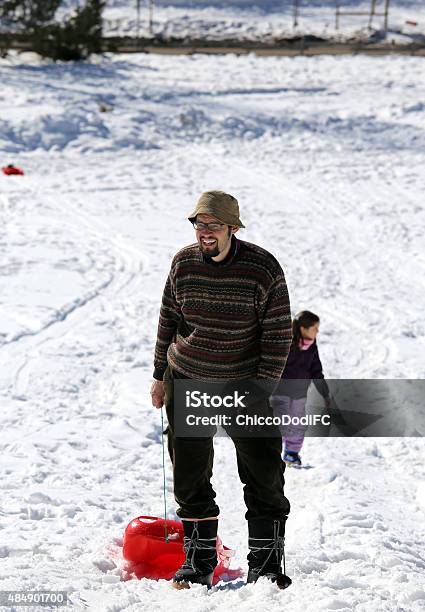 Hombre Con Sombrero Y Bob En La Nieve Foto de stock y más banco de imágenes de 2015 - 2015, Adulto, Aire libre