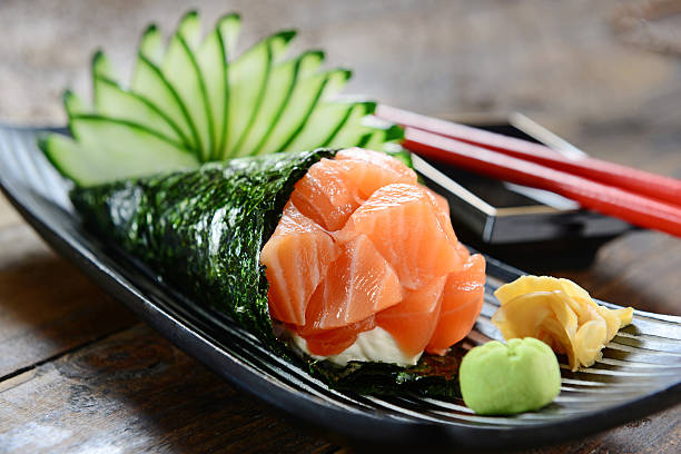 rotolo di mano - temaki food sushi salmon foto e immagini stock