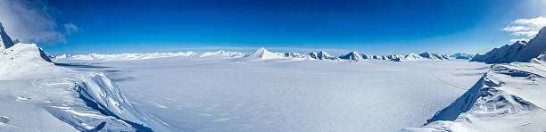 арктический весна в южной шпицберген - arctic circle wintry landscape mountain mountain range стоковые фото и изображения