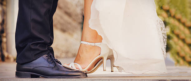 verheiratet paar in liebe - shoe men dress shoe dress stock-fotos und bilder