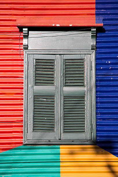 détail de l'architecture de couleur dans la bocca - argentina buenos aires door la boca photos et images de collection