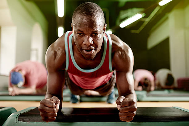 quanto tempo pu�ò organizzare una tavola? - african ethnicity exercising muscular build healthy lifestyle foto e immagini stock