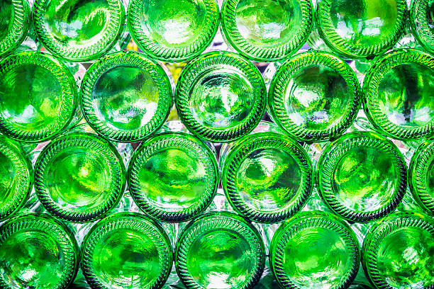 hosen von flaschen - green beer fotos stock-fotos und bilder