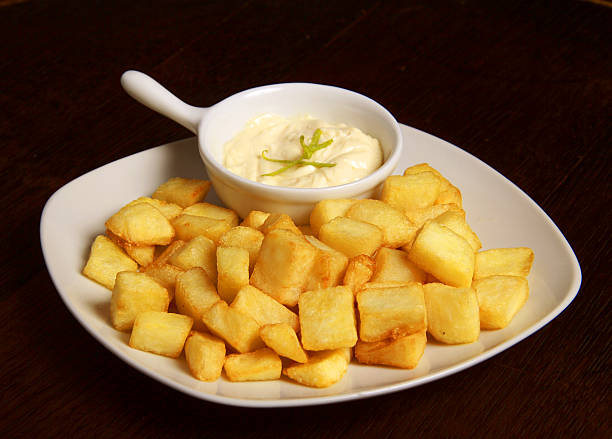 "patatas bravas" typisch spanische "tapas". - patatas bravas stock-fotos und bilder