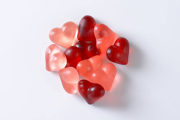 coração rebuçados - raspberry heart shape gelatin dessert valentines day imagens e fotografias de stock