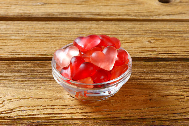coração rebuçados - raspberry heart shape gelatin dessert valentines day imagens e fotografias de stock