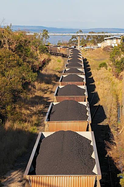 trainload de preto carvão chefes de porta - train coal mining australia imagens e fotografias de stock