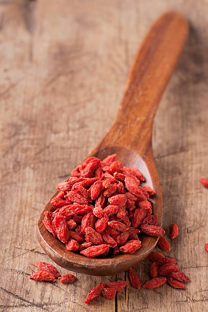 goji frutti di bosco - wolfberry berry fruit lycium asian culture foto e immagini stock