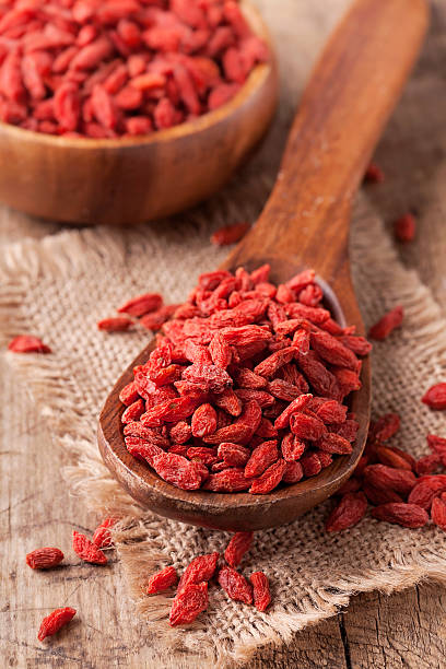 goji frutti di bosco - wolfberry berry fruit lycium asian culture foto e immagini stock