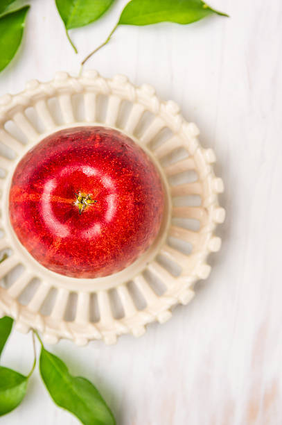 mele rosse in un piatto bianco su sfondo in legno, vista dall'alto - old fashioned retro revival apple togetherness foto e immagini stock
