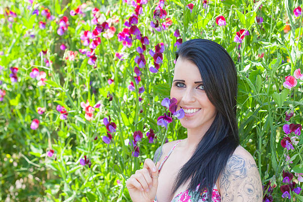 istock Shaven Headed Lady With Sweet Peas 484950608