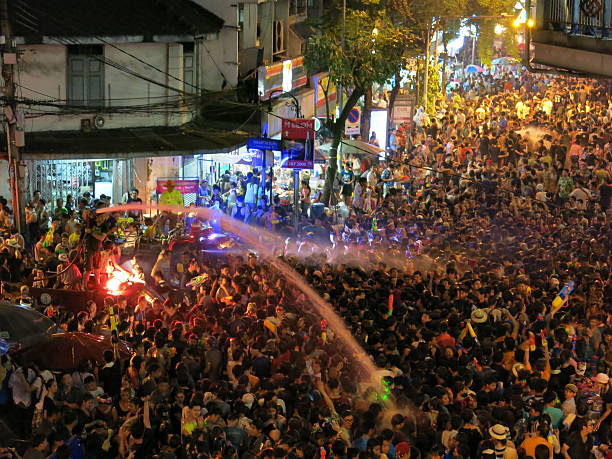 celebración del año nuevo estilo tailandés - khao san road fotografías e imágenes de stock