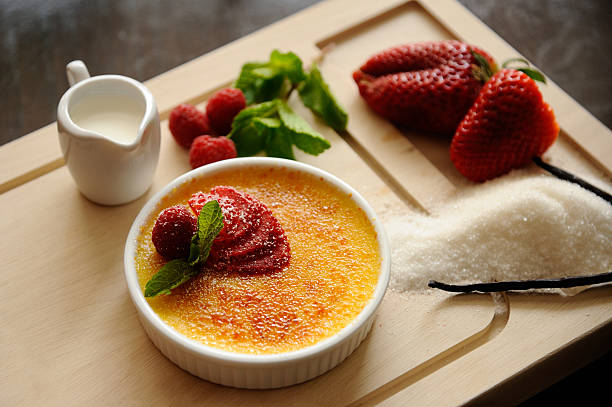 crème brûlée - dessert creme brulee food gourmet fotografías e imágenes de stock