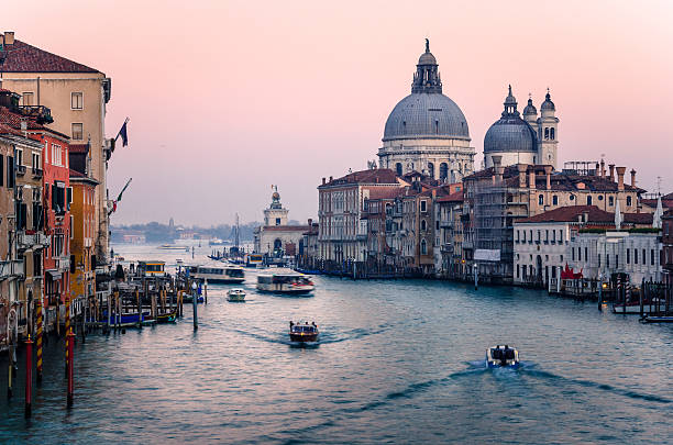 pôr do sol sobre o grande canal de veneza - venice italy canal famous place grand canal imagens e fotografias de stock