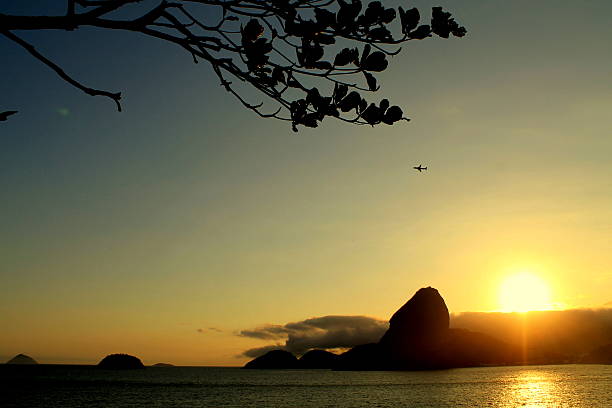 coucher de soleil sur le pain de sucre - sugarloaf mountain flash photos et images de collection