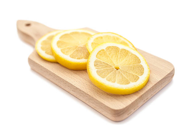 Fatias de limão em uma tábua de cortar - foto de acervo