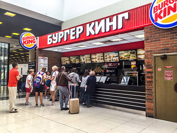 burger king all'aeroporto di mosca sheremetyevo - sheremetyevo foto e immagini stock