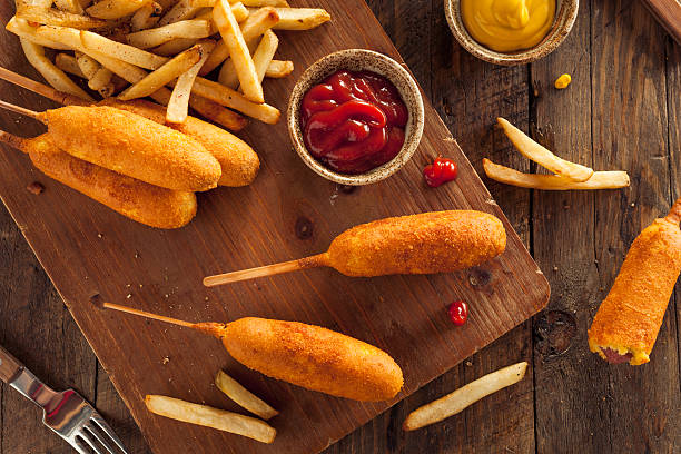 orgánicos caseras perros de maíz - corn dog fotografías e imágenes de stock