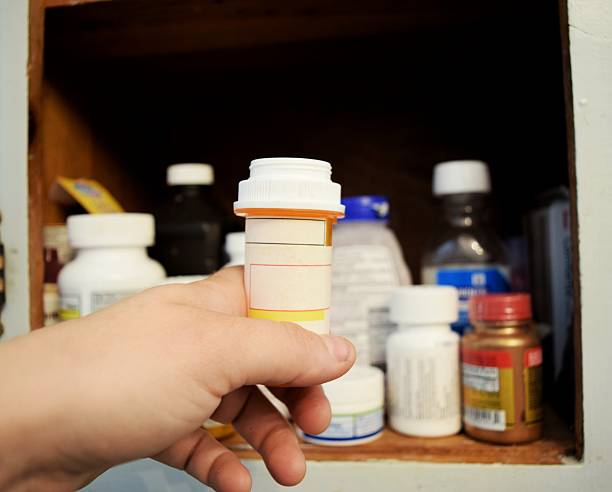 повседневной жизни - vitamin pill picking up pill capsule стоковые фото и изображения