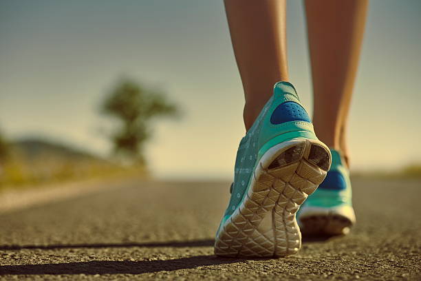 läufer füße und schuhe - human foot running jogging human leg stock-fotos und bilder