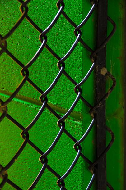 noir clôture chain link - green fence chainlink fence wall photos et images de collection