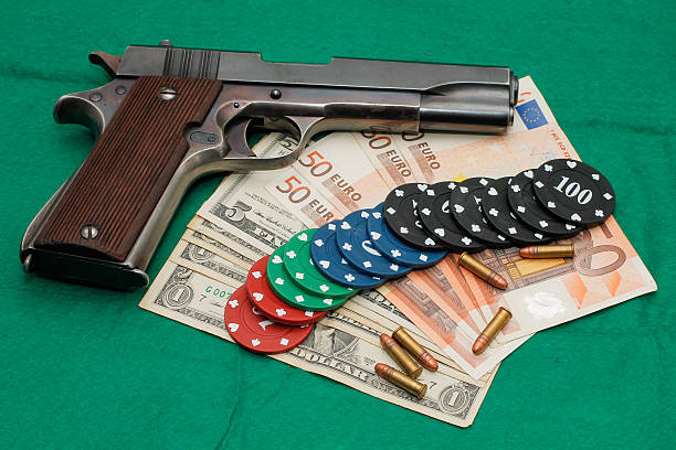 arma, dinheiro, pontos e casino chips - resorte imagens e fotografias de stock