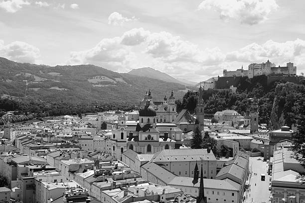 salzburger altstadt und hohenschoenhausen - kollegienkirche stock-fotos und bilder