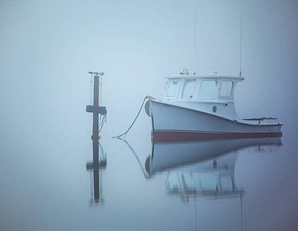 reflexionen von hölzernen fischerboot in fog - industrial ship audio stock-fotos und bilder