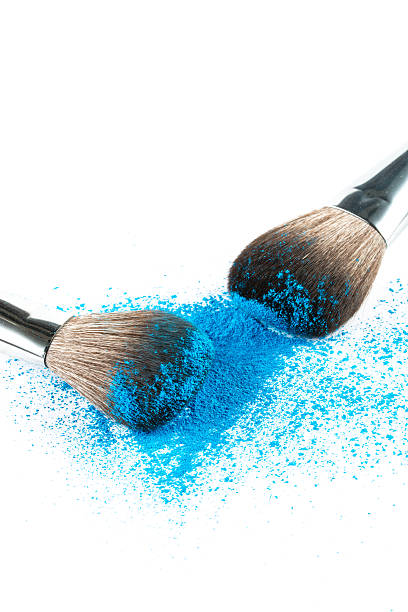 blu ombretto polvere con un pennello, moda e bellezza - face powder eyeshadow make up make up brush foto e immagini stock
