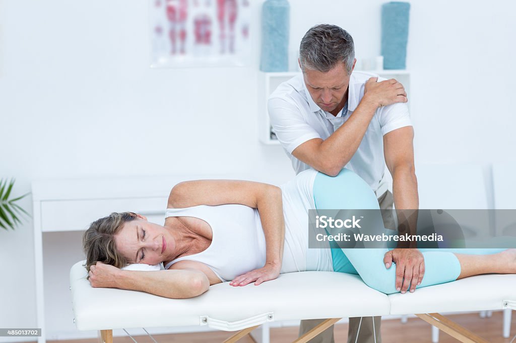 Arzt massieren seine Patienten Hüfte - Lizenzfrei Hüfte Stock-Foto