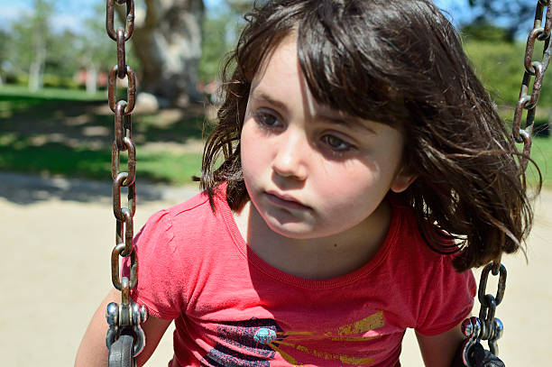 menina triste - displeased child abandoned child abuse imagens e fotografias de stock