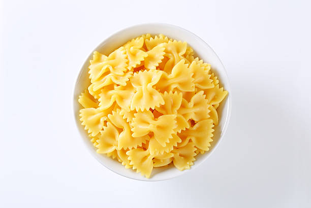 farfalle - italian cuisine dry pasta directly above foto e immagini stock