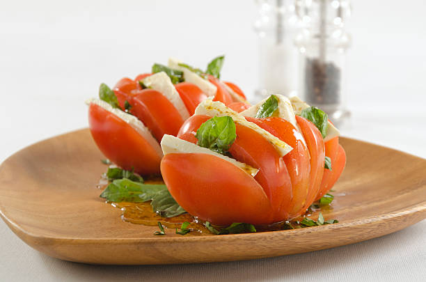이탈리어어 캐프리스 샐러드 - caprese salad heirloom tomato salad food 뉴스 사진 이미지