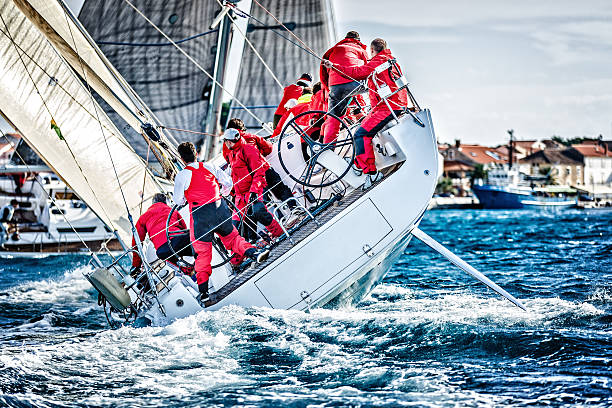 squadra di vela su barca a vela durante la regata - squadra di vela foto e immagini stock