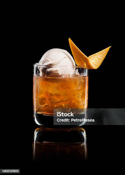 Cocktail Bebida Gelado De Rum Cor De Laranja Fundo Preto - Fotografias de stock e mais imagens de Cocktail