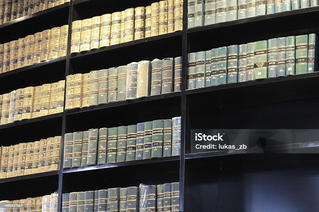 Libros antiguos en la biblioteca moderna. - Foto de stock de Biblioteca de derecho libre de derechos