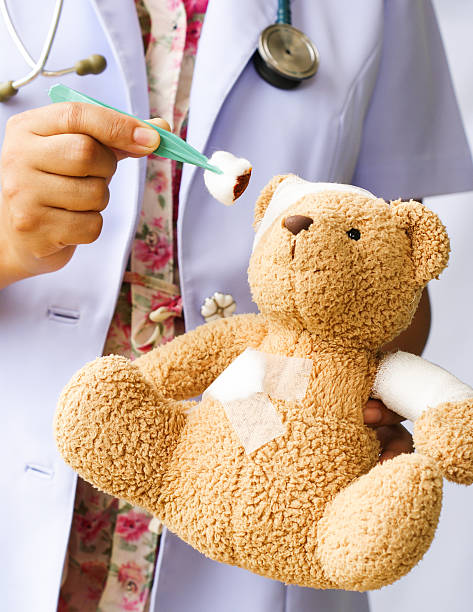 apósito para heridas, traumadoctor dar un tratamiento para un paciente) - child physical injury teddy bear wound fotografías e imágenes de stock