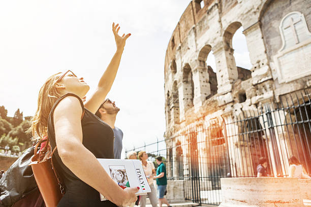 turistas com guia na frente do coliseu, roma - flavian amphitheater fotos imagens e fotografias de stock