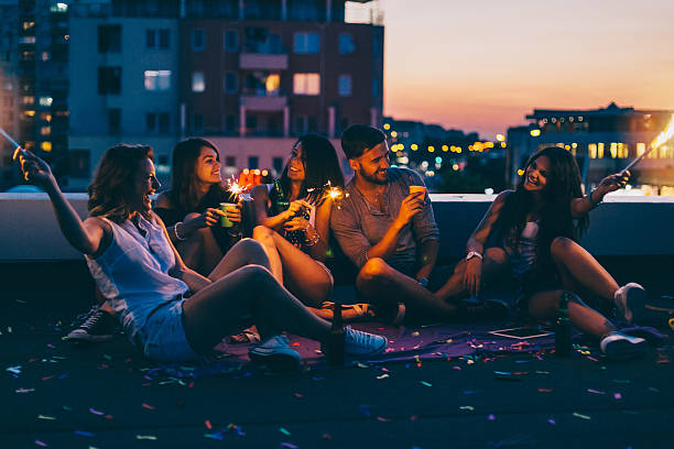 beste freunde auf einer party auf dem dach - teenager city life laughing group of people stock-fotos und bilder