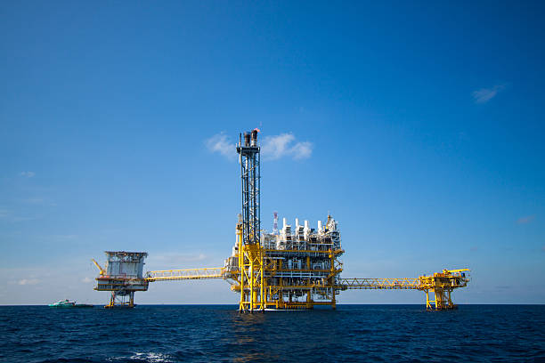 istock Oil and gas platform in the gulf 485023195