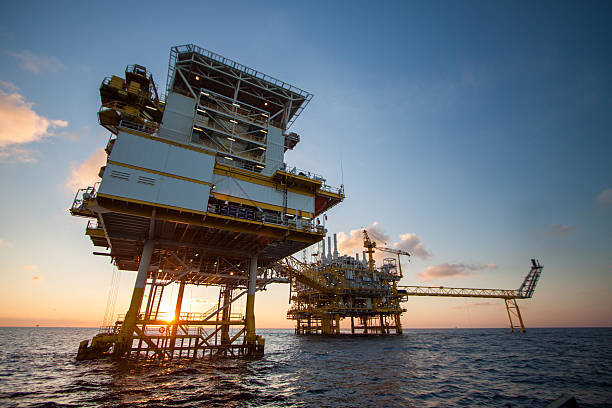 istock Oil and gas platform in the gulf 485023345